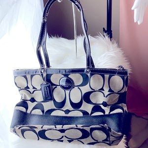 COACH BLACK TOTE BAG LITTLE WEAR SHOW IN PRICE